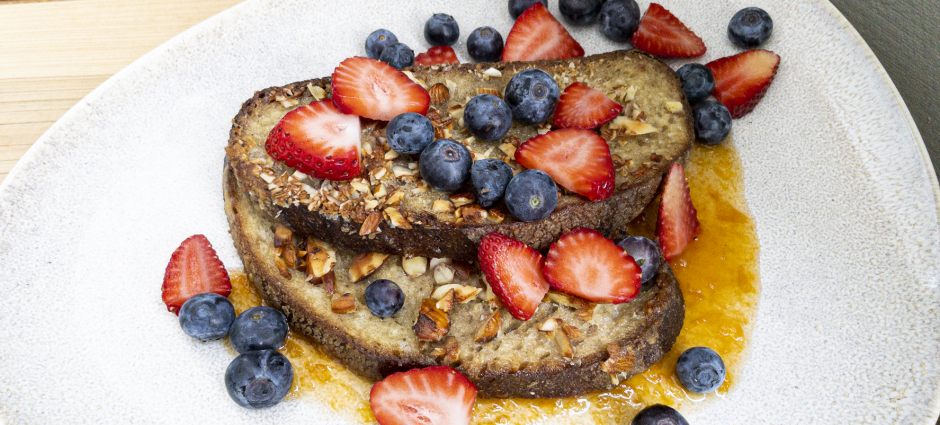 french toast with berries